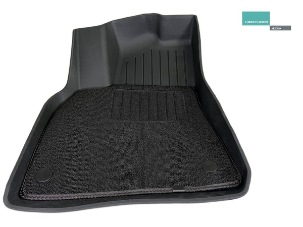 Tesla Model Y Luxus-Fußmatten-Set, 6-teilig - Gummimatte mit Velours-Auflage, E-Mobility Shop, Fahrerseite