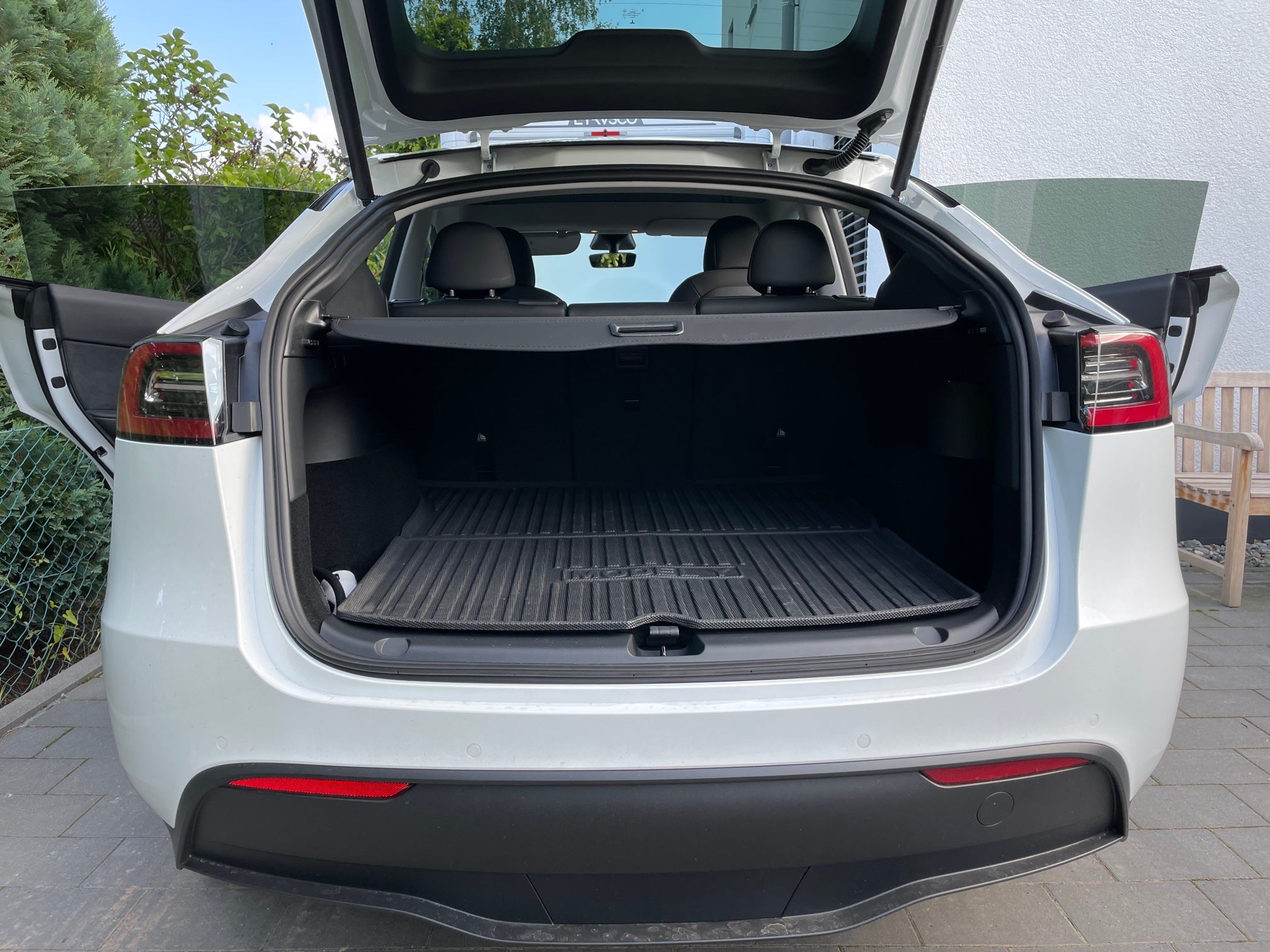 Tesla Model Y trunk roller blind - parcel shelf / load compartment cov –  E-Mobility Shop