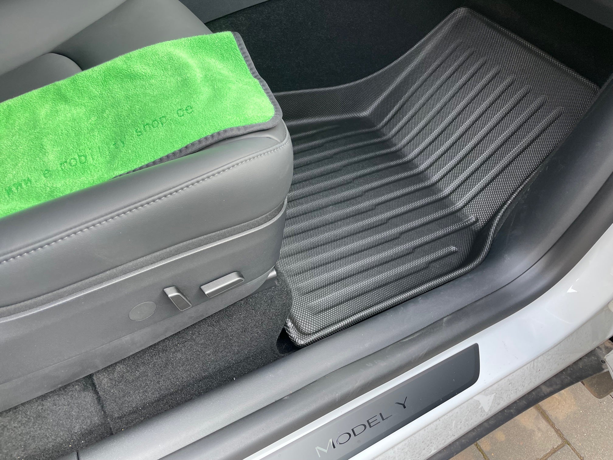2befair rear footwell rubber mats for the Tesla Model Y