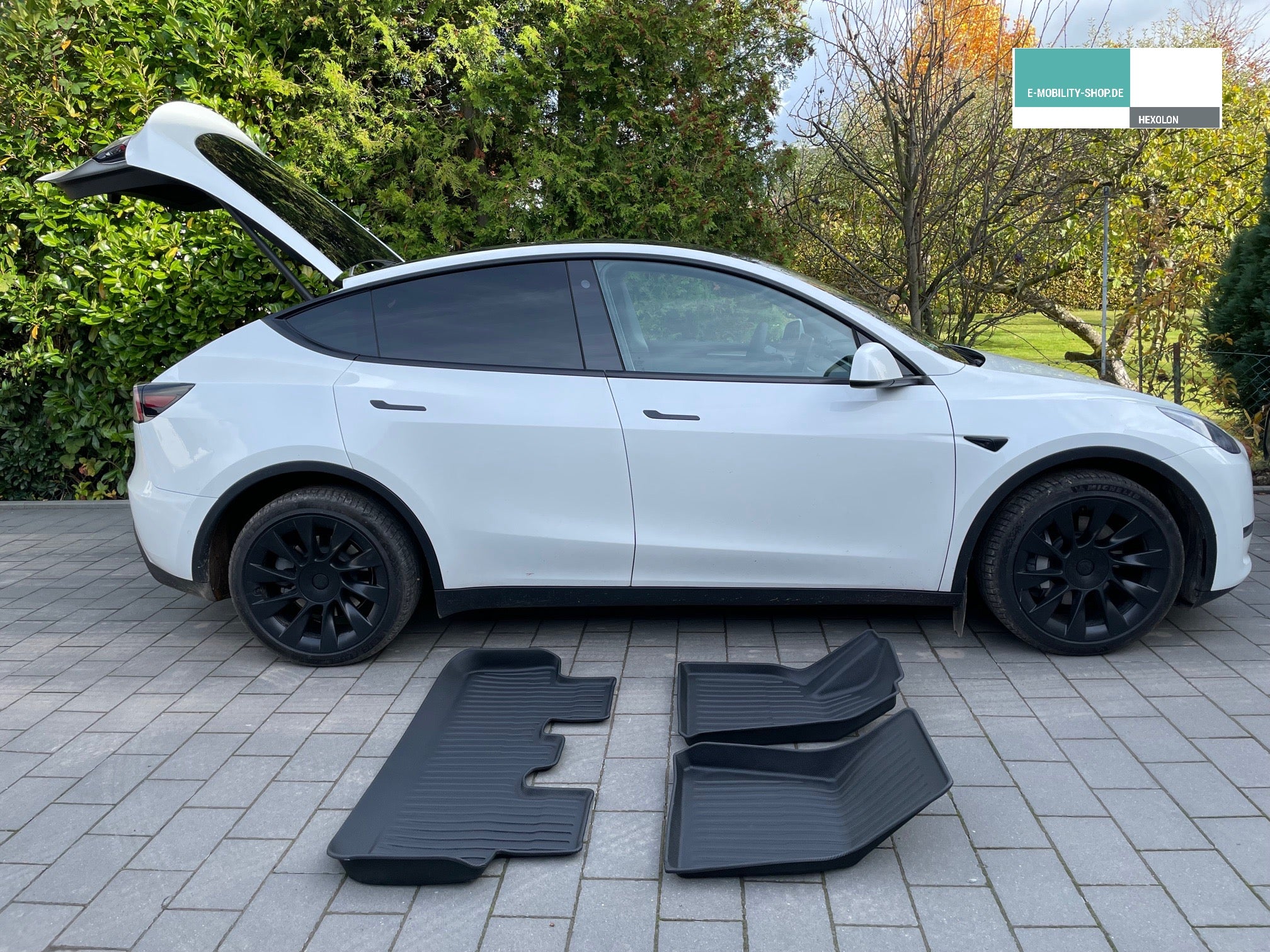 Tesla Model Y all-weather floor mat set, 3 pieces.