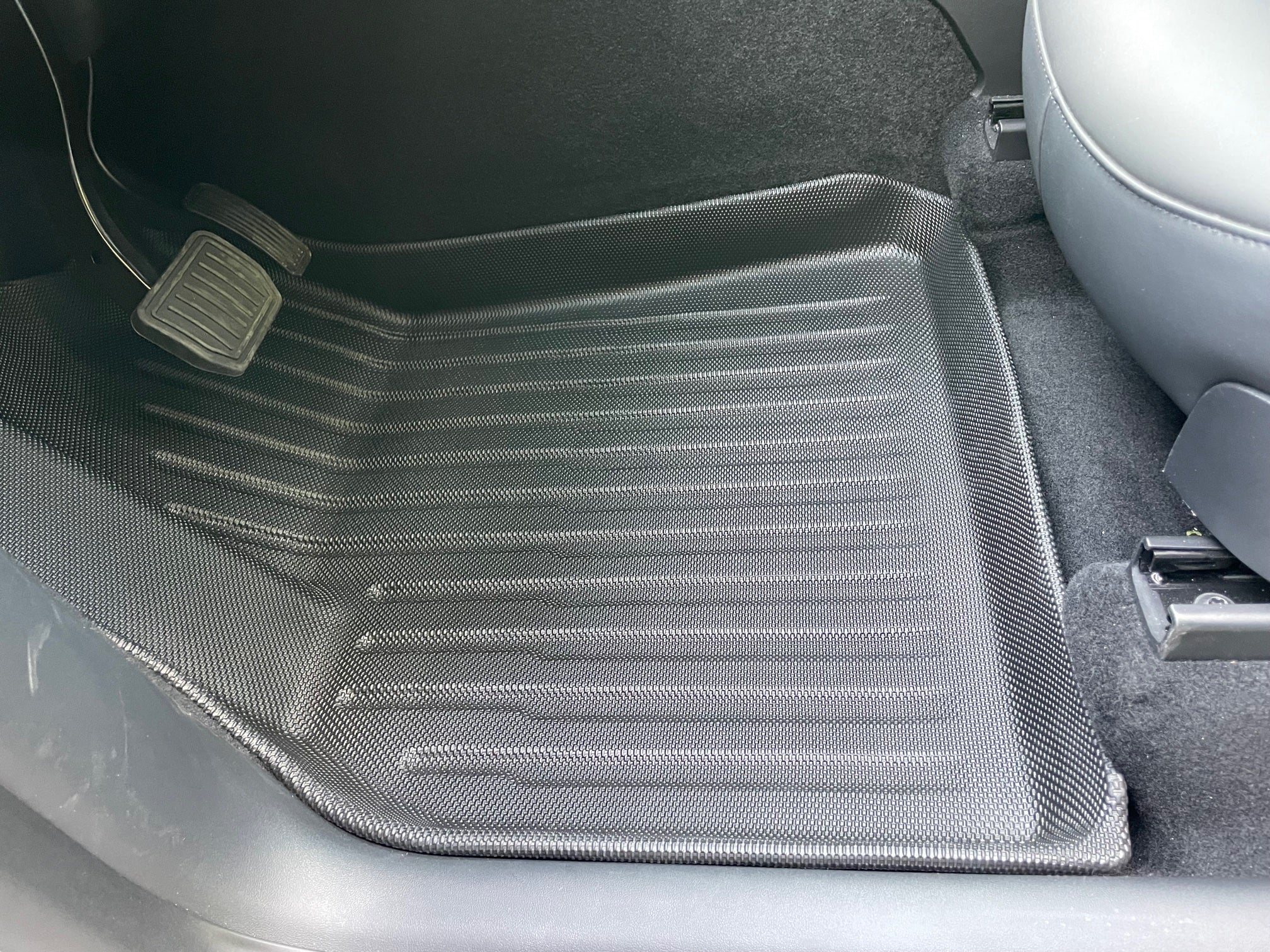 Tesla Model Y luxury floor mat set, 6 pieces - rubber mat with velor c –  E-Mobility Shop